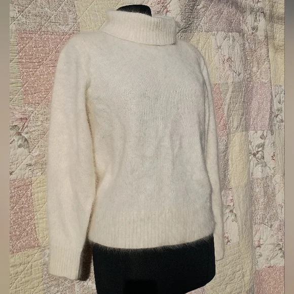 Venesha Vintage 80% Angora Rabbit Hair Fur Fuzzy Turtleneck Sweater Large 🎁🐇✨ - Picture 13 of 16